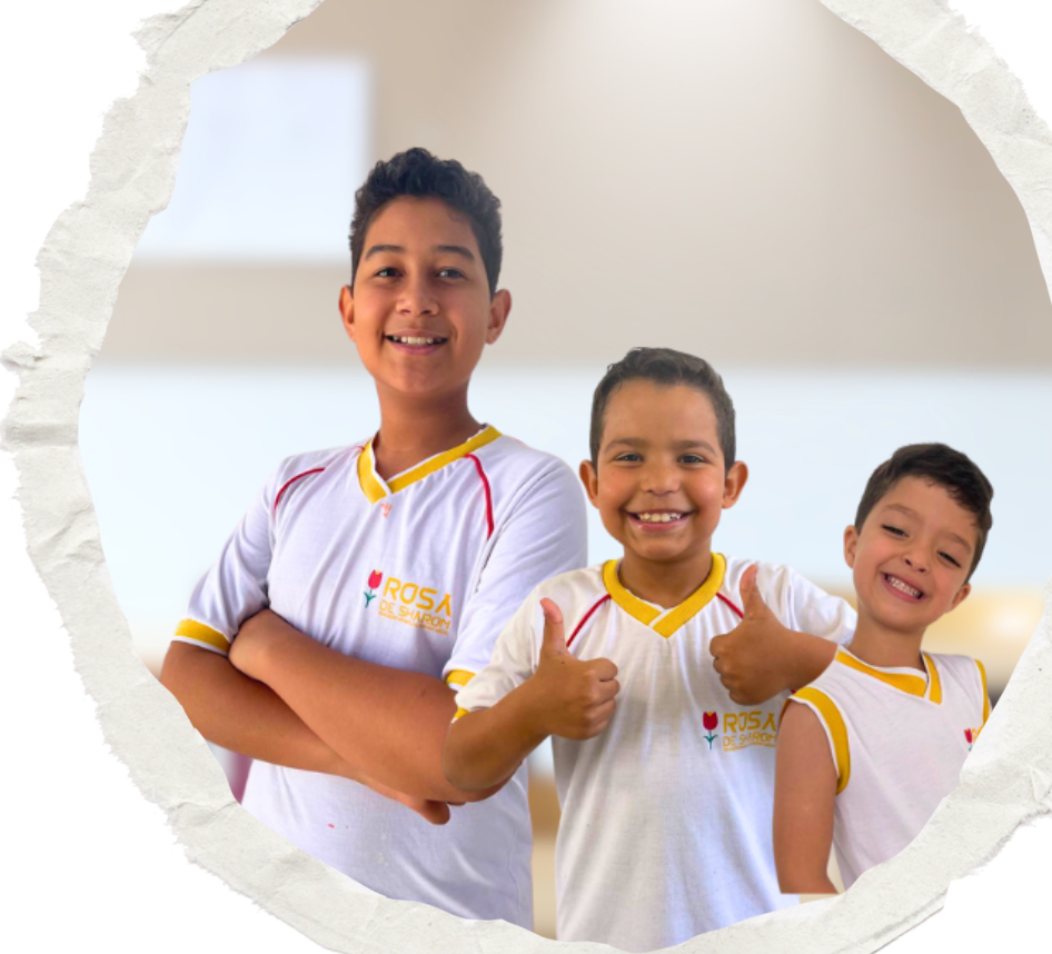 Crianças felizes no Colégio Rosa de Sharom em Petrolina